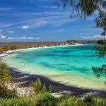 Visite des 3 baies – Déjeuner Royal Sakalava – Visite de la montagne des Français – Nuitée en demi-pension Grand Hôtel / Mer Emeraude – Déjeuner – Diner Kaza – Nuitée en Bed & Breakfast au Grand Hôtel — Diego Suarez & le Nord, Madagascar