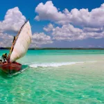 Visite des 3 baies – Déjeuner Royal Sakalava – Visite de la montagne des Français – Nuitée en demi-pension Grand Hôtel / Mer Emeraude – Déjeuner – Diner Kaza – Nuitée en Bed & Breakfast au Grand Hôtel — Diego Suarez & le Nord, Madagascar