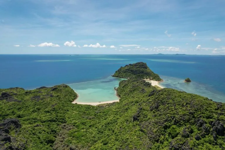 Îlot bordé d'un banc de sable blanc dans les eaux turquoise du Nord de Madagascar