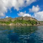 Îles verdoyantes émergeant d'une mer bleue, archipel du nord de Madagascar