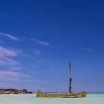 Pirogue à balancier des pêcheurs vezo sur le rivage au crépuscule