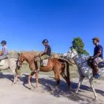 Cavaliers en randonnée équestre au pied du massif de l'Isalo