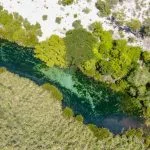 Méandre d'une rivière turquoise dans la brousse sèche, région de Tuléar