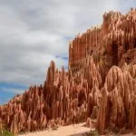 Falaises et pinacles de latérite ocre des Tsingy rouges, nord de Madagascar